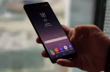 ¿Dejar el cargador enchufado consume energía? Acá tenemos la respuesta