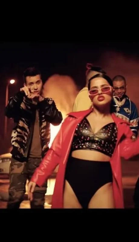 becky-g-sexy-en-bubalu