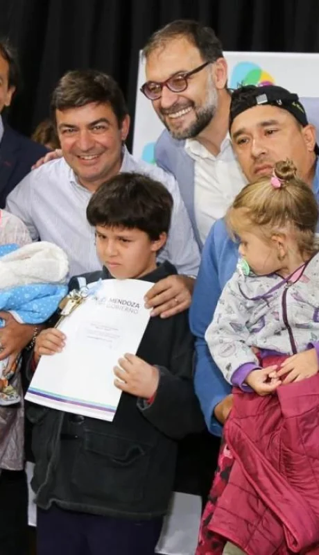 De-Marchi-entregó-59-viviendas