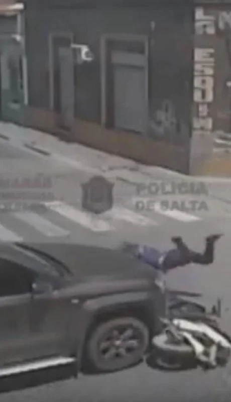 choque-salta-esquina-mendoza-alberdi-video-moto-camioneta-mujer
