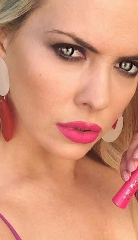 alejandra-maglietti-cama-tanga-foto-instagram-topless-2