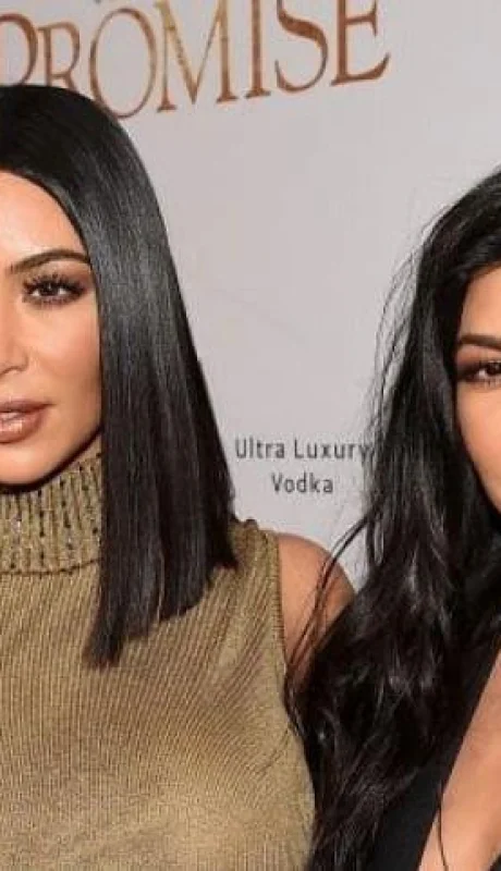 kim-kardashian-kourtney-kardashian-vestido-escote-gala-moda-fotos-juntas-hermanas-new-york-5