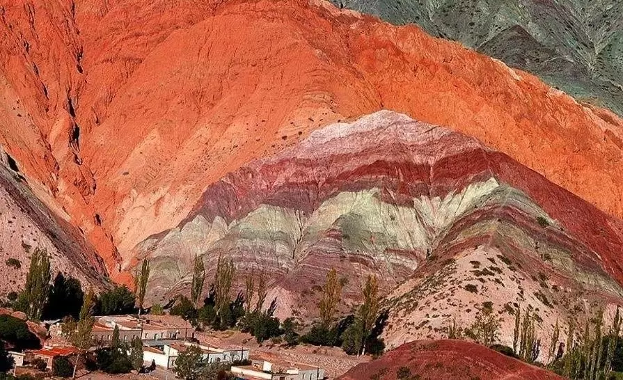 cerro-siete-colores-jujuy-músico-morales-polémica