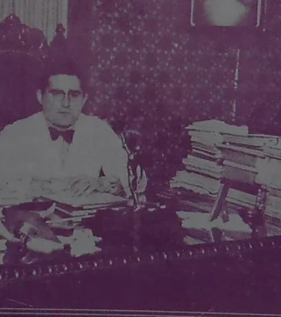 El-doctor-Colucci-en-su-consultorio--particular