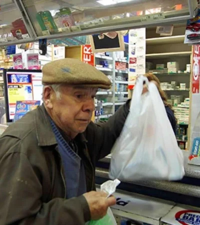 Uno de los grupos etarios más afectados con los precios de los remedios son los jubilados.