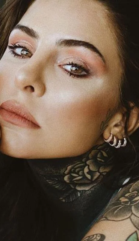 Candelaria-Tinelli-tatuajes-serpiente-topless-cuello-famosa-3