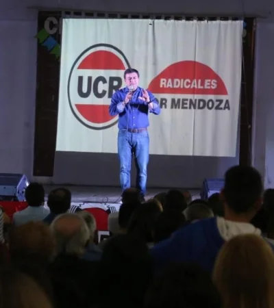 De-Marchi-en-el-acto-realizado-en-YPF