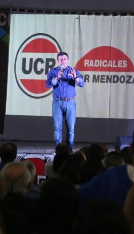 De-Marchi-en-el-acto-realizado-en-YPF