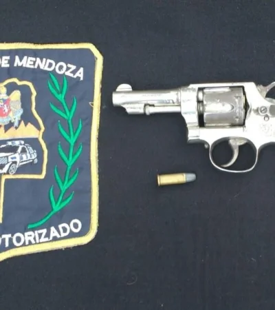 arma-detenidos-policía-toyota-hilux-revólver-mendoza