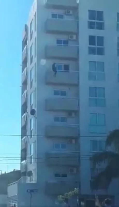 hombre-suicidio-video-córdoba-edificio-balcón-argentina