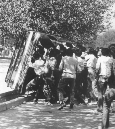 Una-multitud-intenta-dar-vuelta-a-una-camioneta-de-una-repartición-pública-en-plena-Casa-de-Gobierno