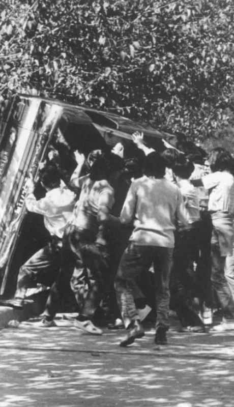 Una-multitud-intenta-dar-vuelta-a-una-camioneta-de-una-repartición-pública-en-plena-Casa-de-Gobierno