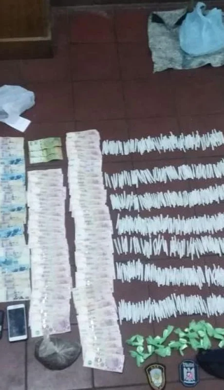 porros-marihuana-policiales-mendoza-hoy-godoy-cruz-auto-2