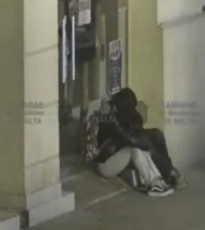 hombre-borracho-ebrio-robo-billetera-mujer-ladrona