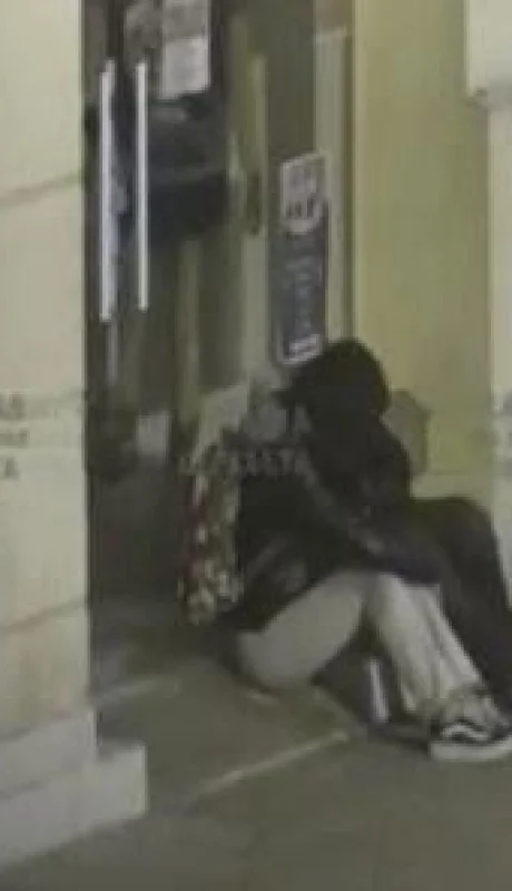 hombre-borracho-ebrio-robo-billetera-mujer-ladrona