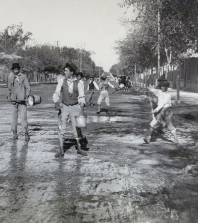 Chicos,-regando-la-calle-de-la--ciudad-de-Mendoza