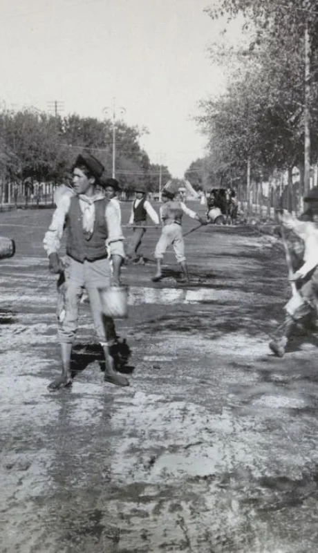 Chicos,-regando-la-calle-de-la--ciudad-de-Mendoza
