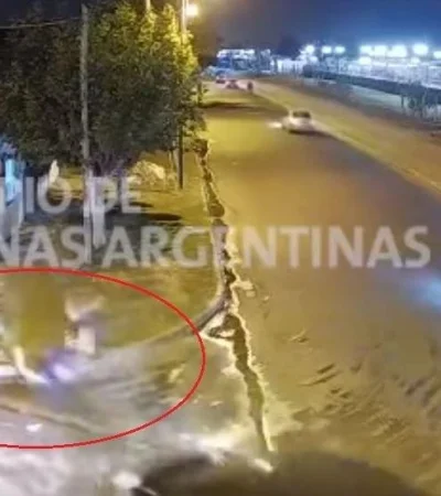 policiales-moto-video-accidente-buenos-aires-muerto-foto-auto-atropellado