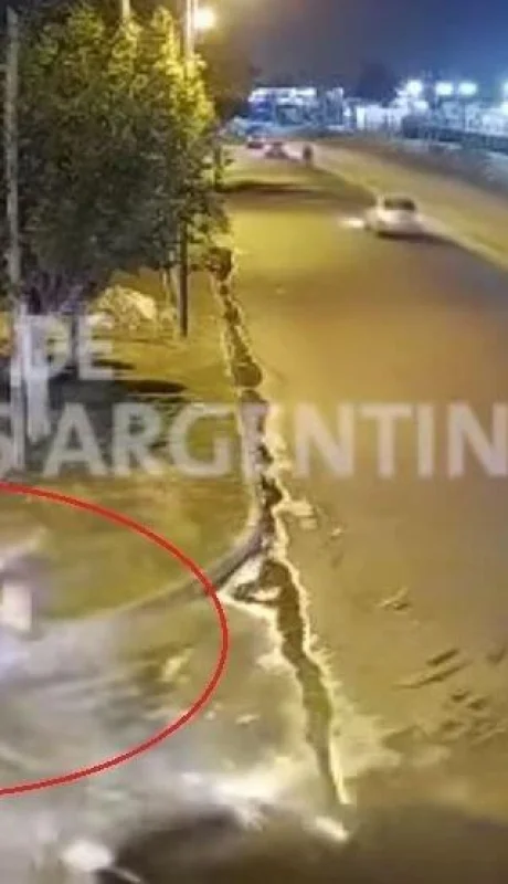 policiales-moto-video-accidente-buenos-aires-muerto-foto-auto-atropellado