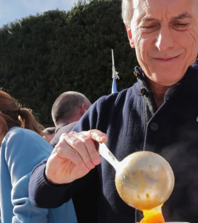 mauricio-macri-locro-25-de-mayo-fotos-2