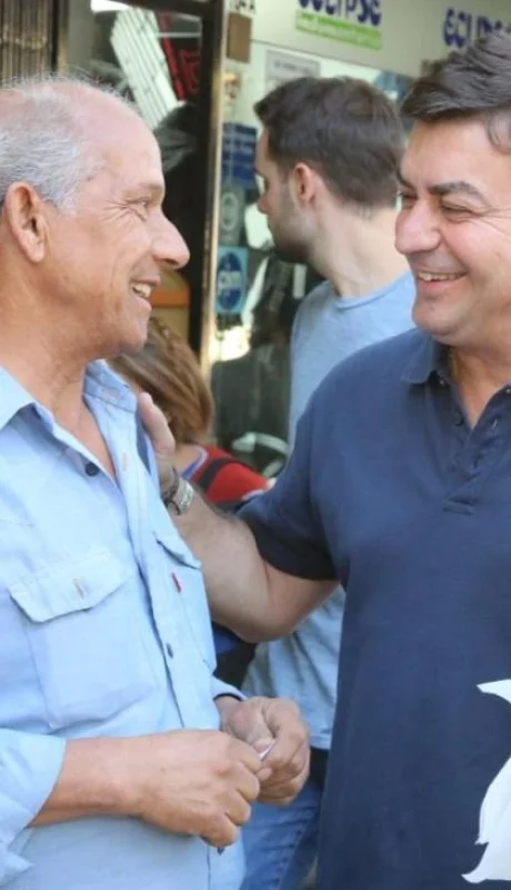 De-Marchi-junto-a-comerciantes