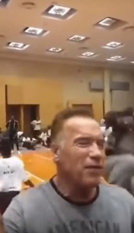 Arnold--Schwarzenegger-video-patada-sudáfrica-viral-violencia-