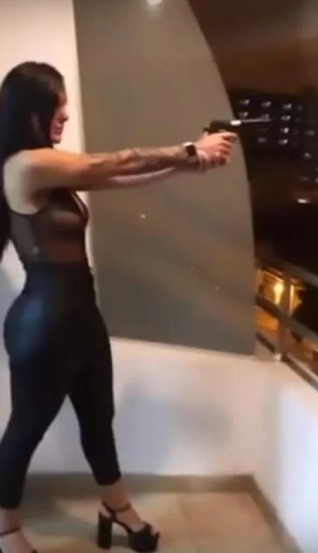 fany-c--disparo-balcón-pistolera-mujer-arma-salta-fotos-video-