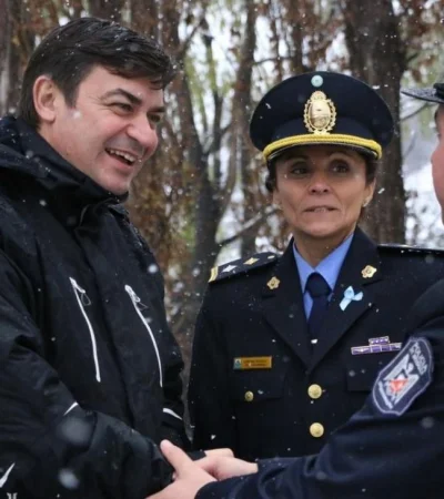 De-Marchi-junto-a-los-policias-de-la-provincia