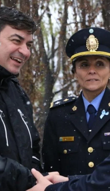 De-Marchi-junto-a-los-policias-de-la-provincia