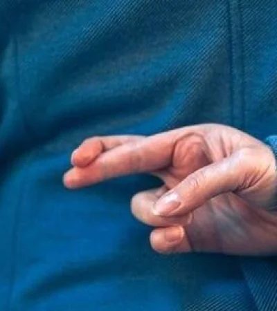 Mucha gente suele decir mentiras con el fin de obtener beneficios propios a costa de cambiar la verdad.