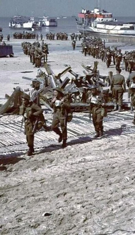El-ej_rcito-brit_nico-se-posiciona-en-la-playa-denominada-Juno-el-mismo-d_a-del-desembarco
