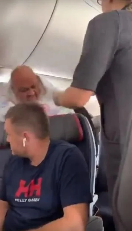 video-viral-vuelo-avión-mujer-celosa-golpe-hombre