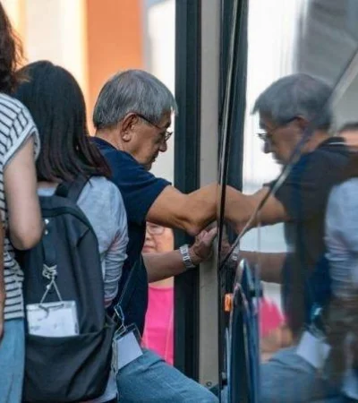 adulto-mayor-micro-media-distancia