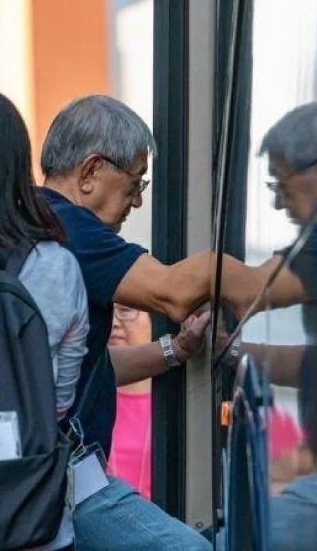 adulto-mayor-micro-media-distancia