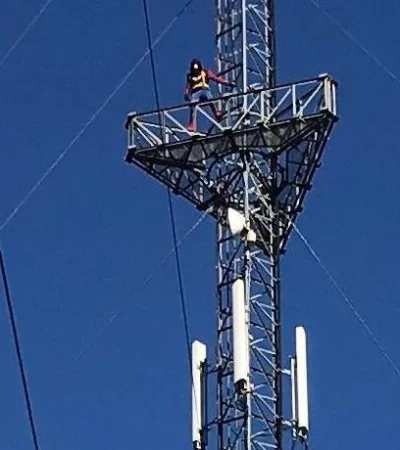 hombre--hombre-trepado-antena-utn-amenaza-de-muerte-mendoza