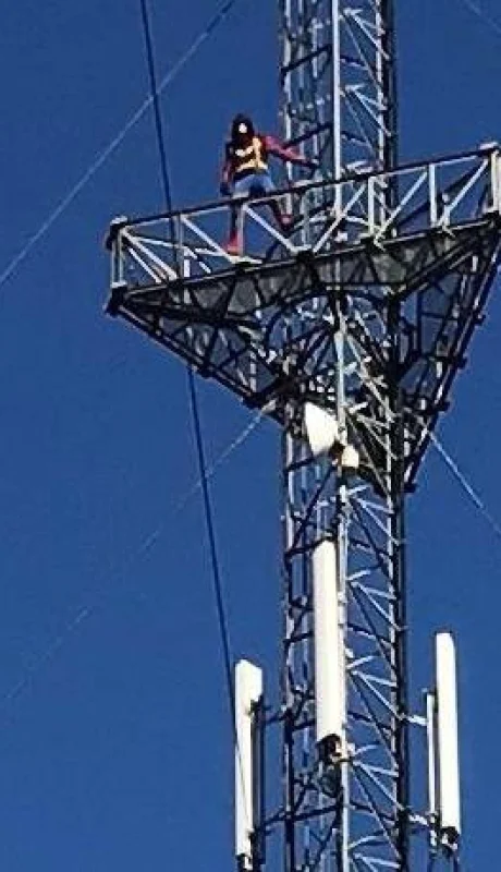hombre--hombre-trepado-antena-utn-amenaza-de-muerte-mendoza