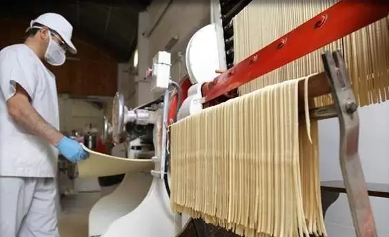 pastas-accidente-empleada-mendoza-brazo-herida