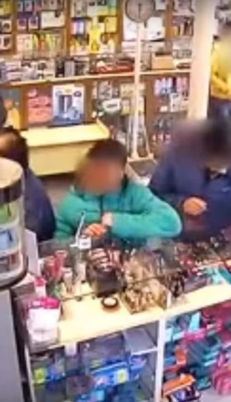 video-robo-farmarcia-maipú-niño-ladrones
