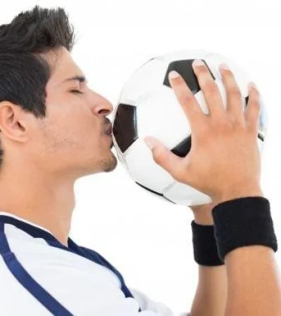 ballon-baiseur-beau-joueur-football_13339-64046