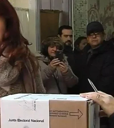 cristina-fernández-voto-elecciones-PASO-2
