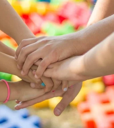 manos-ayudando-de-niños