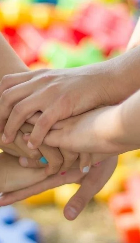 manos-ayudando-de-niños