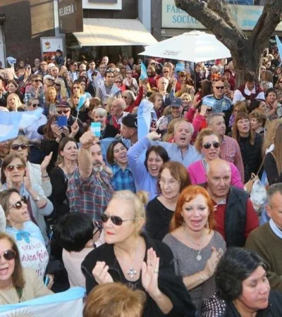 marcha-a-afavor-del-gobierno-de-macri-peatonal-mendoza-24a-sabado