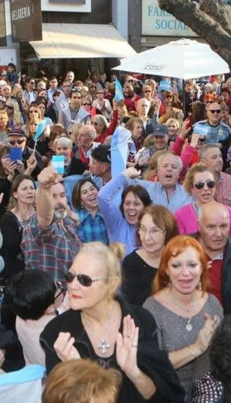 marcha-a-afavor-del-gobierno-de-macri-peatonal-mendoza-24a-sabado