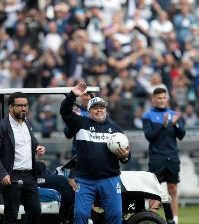 Diego-Maradona-Gimnasia-y-Esgrima-La-Plata