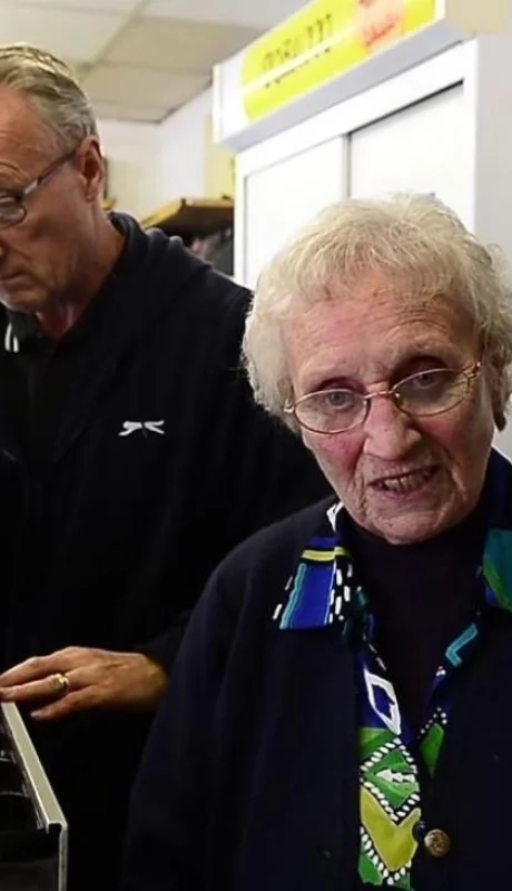 video-viral-anciana-mujer-82-años-se-defendio-de-ladrones-a-bastonazos