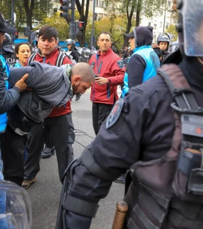 incidentes-movimientos-sociales-buenos-aires-9-de-julio-acampe-detenidos-disturbios-manifestantes-policia-7