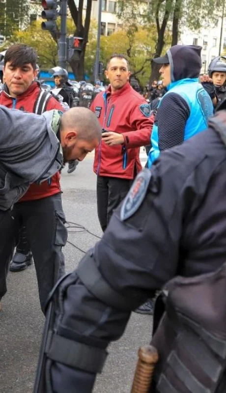 incidentes-movimientos-sociales-buenos-aires-9-de-julio-acampe-detenidos-disturbios-manifestantes-policia-7
