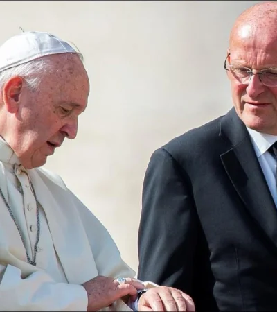 papa-francisco-domenico-giani-vaticano-renuncia-corrupcion