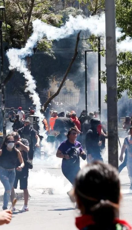 Chile-extendieron-el-toque-de-queda-en-algunas-regiones-tras-otra-jornada-con-protestas-y-disturbios-en-las-calles